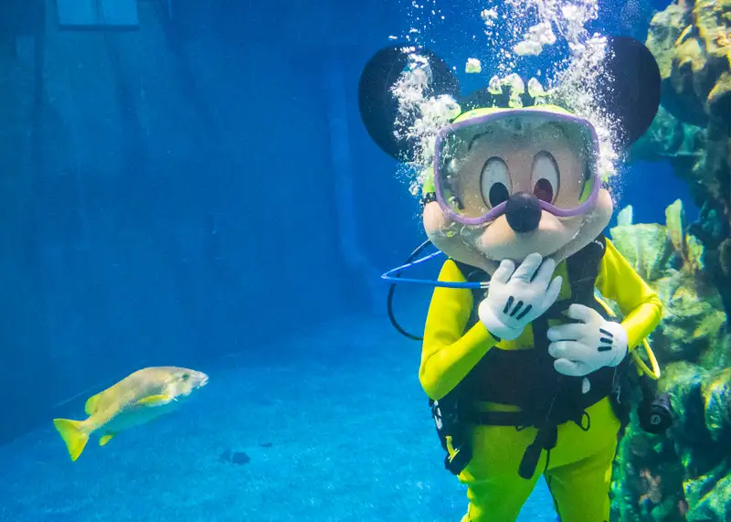 scuba-mickey-mouse-living-seas-epcot-disney-world-