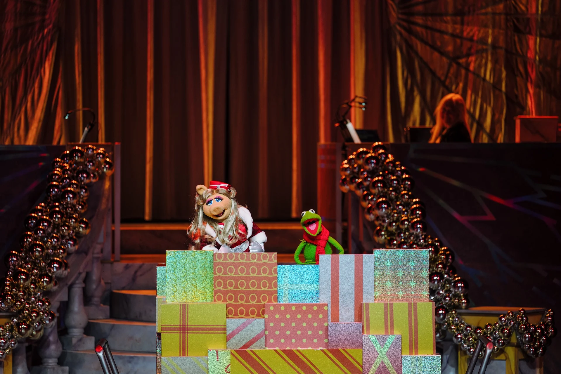 Kermit the Frog and Miss Piggy performing in Disney Holidays in Hollywood